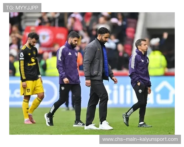 曼联B费快速传切与节奏转移双项重点训练